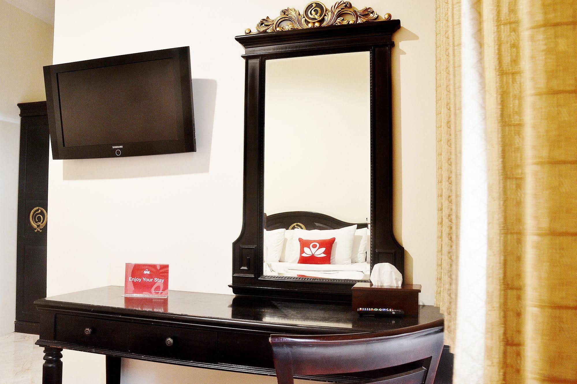 Zen Rooms Sultan Iskandar Muda Surabaya Buitenkant foto
