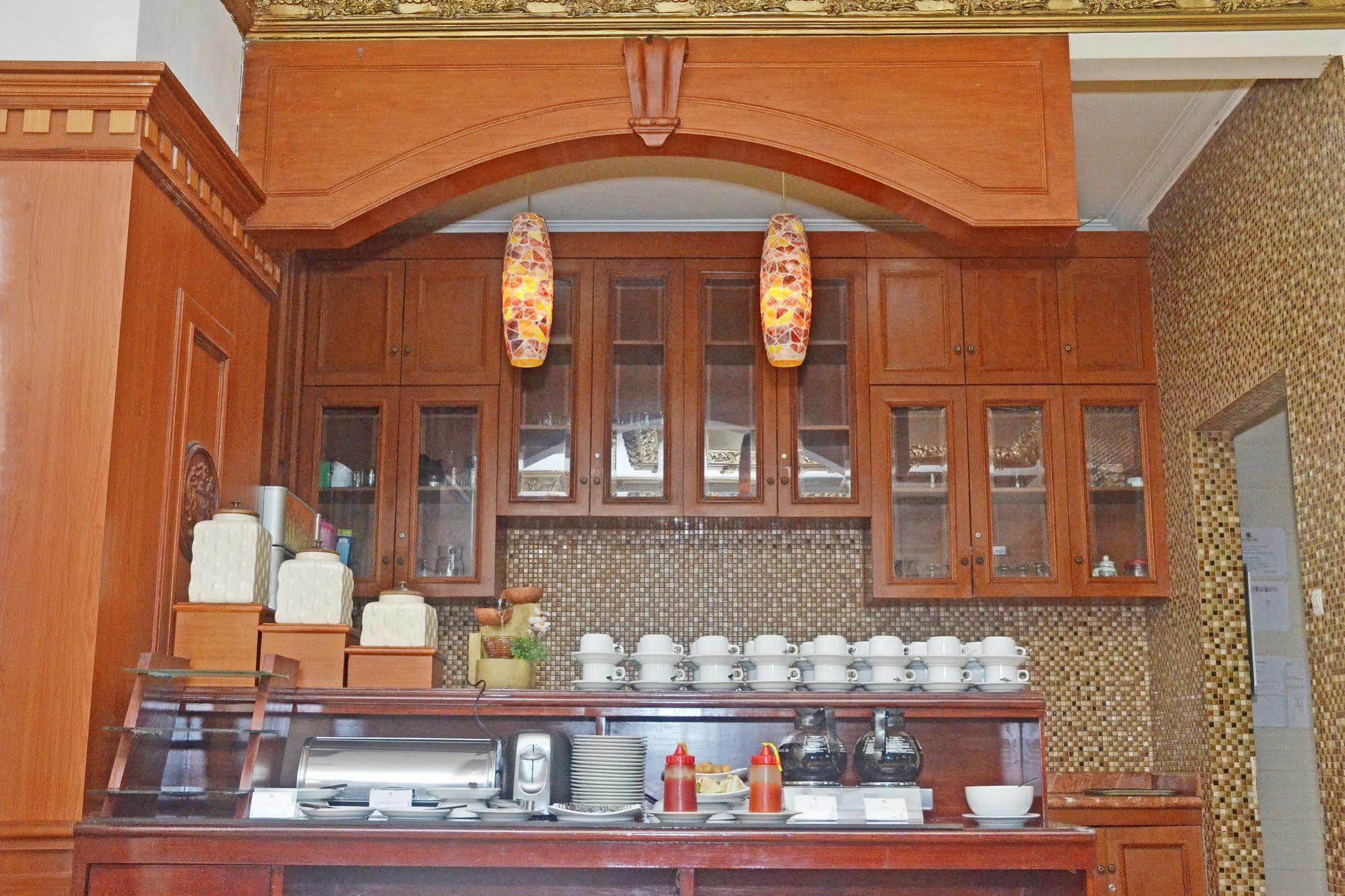 Zen Rooms Sultan Iskandar Muda Surabaya Buitenkant foto